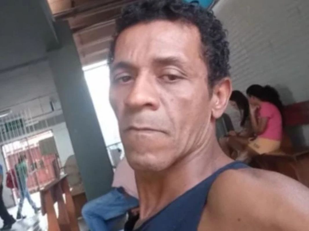 Homem é morto a tiros ao atender a porta em Timóteo, Minas Gerais