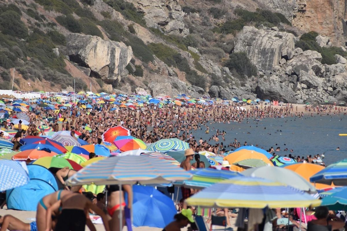 Europa enfrenta caos e fecha escolas por calor extremo
