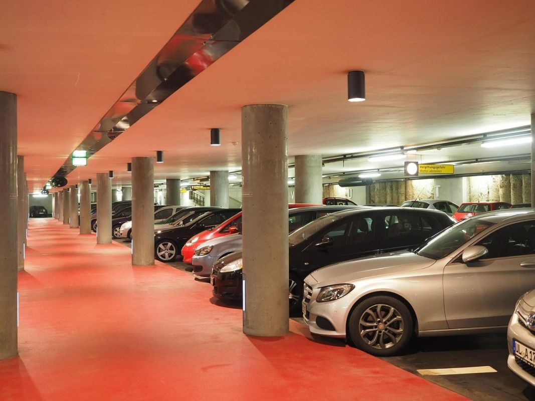 Restaurante deve indenizar clientes por furto em estacionamento