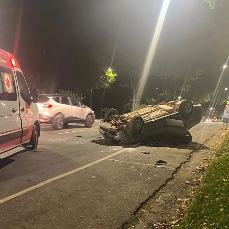 Carro capota após bater em veículo estacionado em Ipatinga