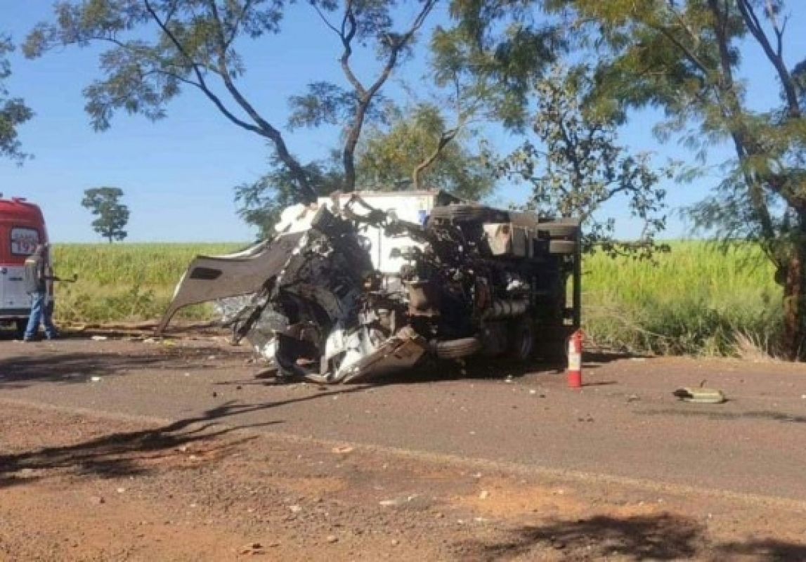 Tombamento de caminhão na MG-255 mata motorista de 24 anos e interdita pista