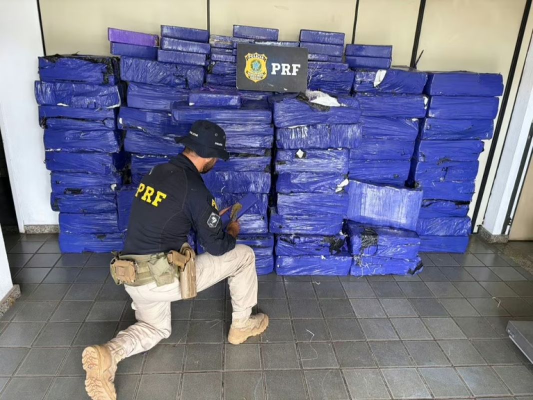 PRF apreende 1,8 tonelada de maconha escondida em carga de polvilho na BR-262, em MG