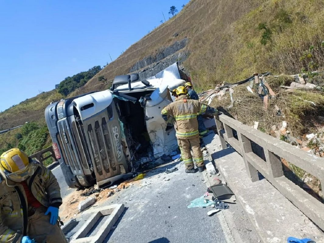 Caminhoneiro de 50 anos morre após capotamento na BR-265 em Minas Gerais