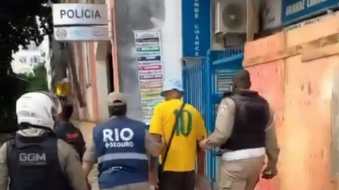 Argentino é preso em flagrante por injúria racial contra jovem em supermercado de Copacabana