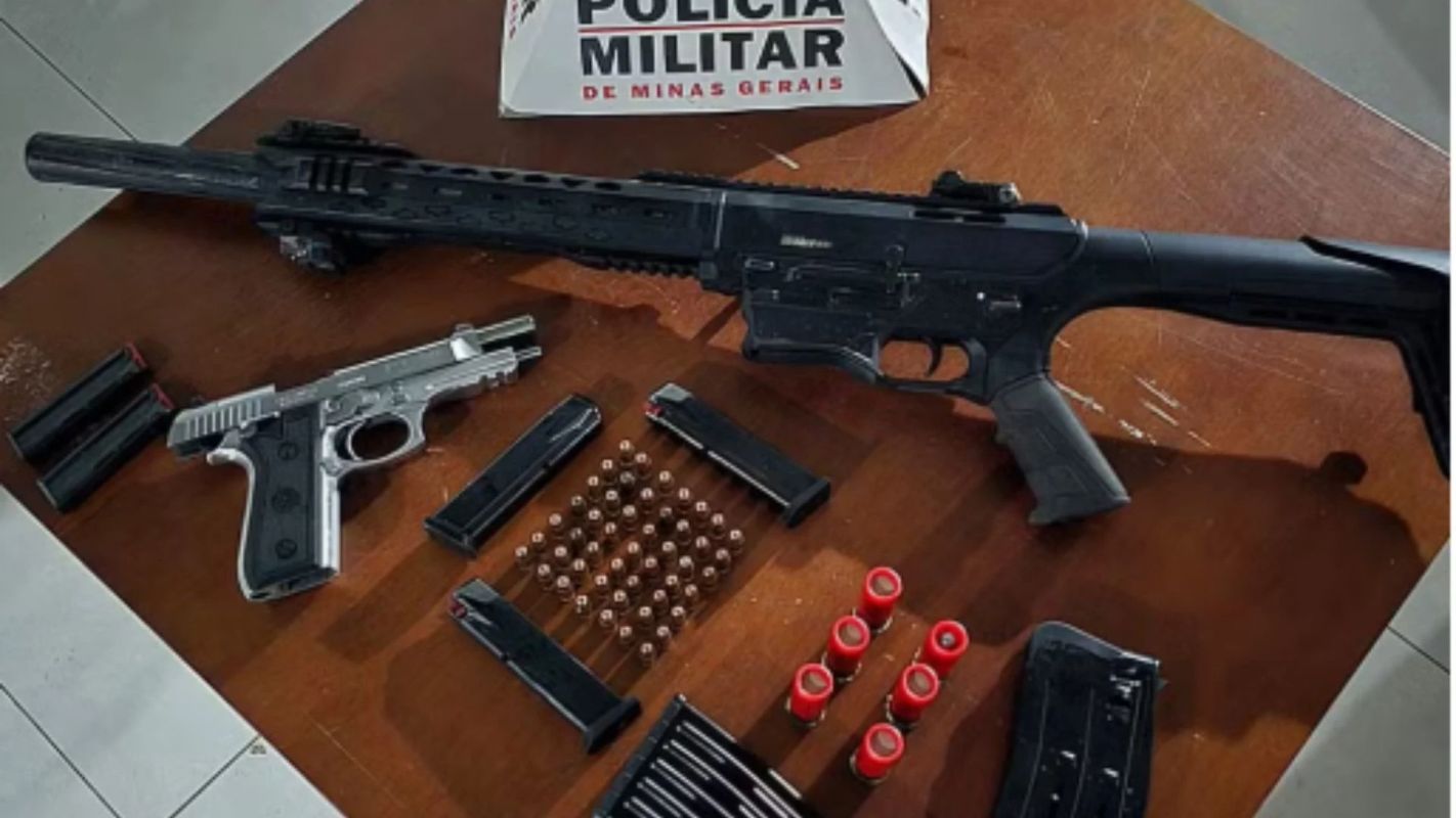 Homem é preso por exibir armas em via pública em Periquito