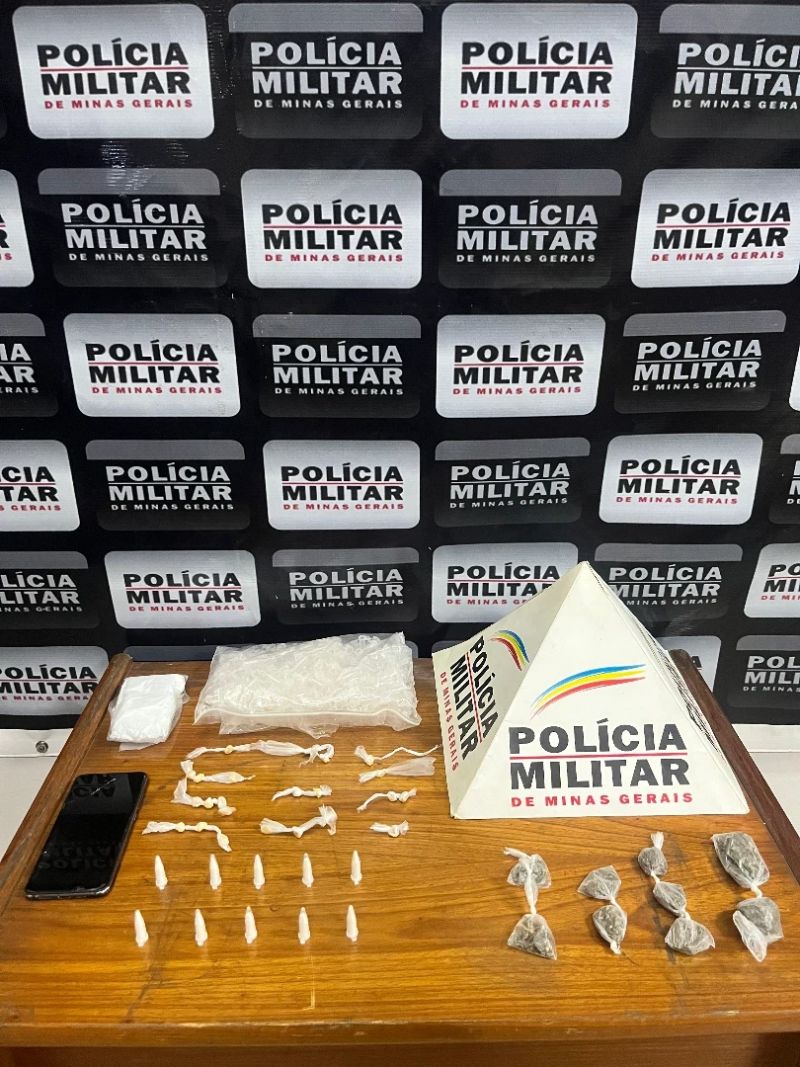 Jovem é preso por tráfico após esconder drogas em parede