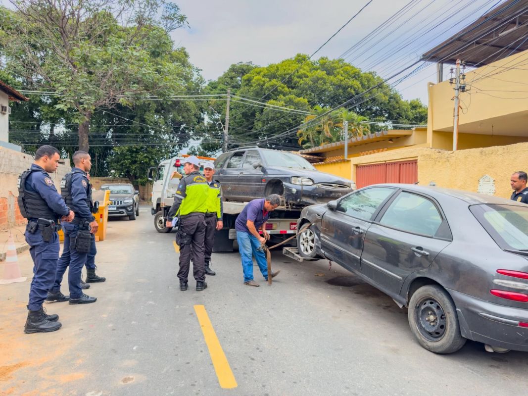 Operação em Ipatinga recolhe veículos abandonados em vias e áreas públicas