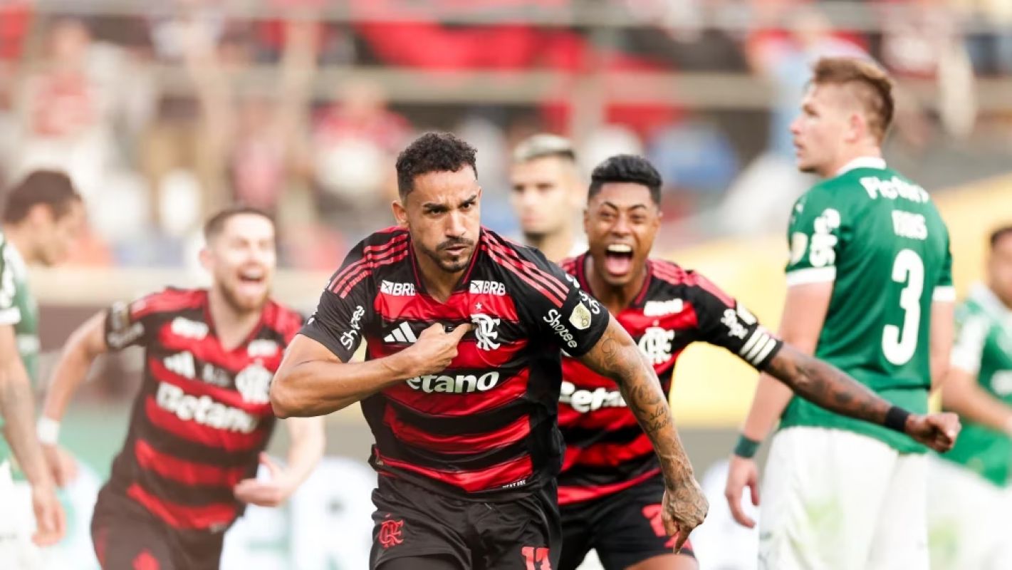 Flamengo vence Palmeiras no Monumental e conquista tetracampeonato da Libertadores