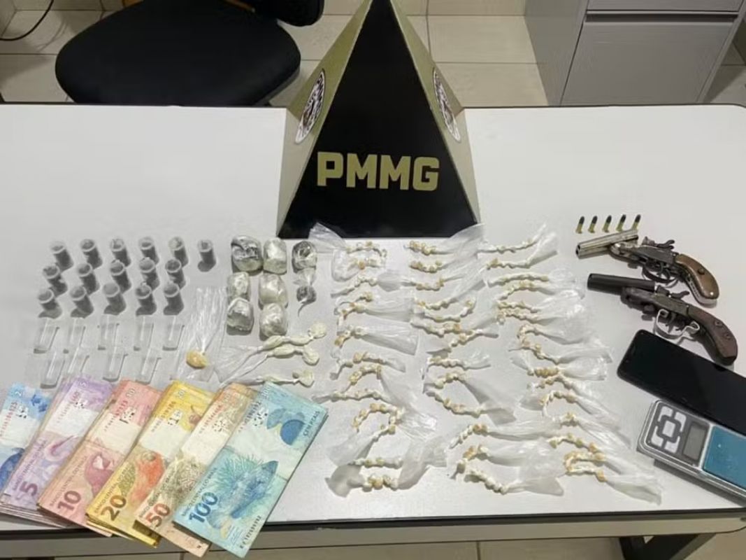 Mãe é presa após PM encontrar drogas e armas do filho em Capitão Andrade