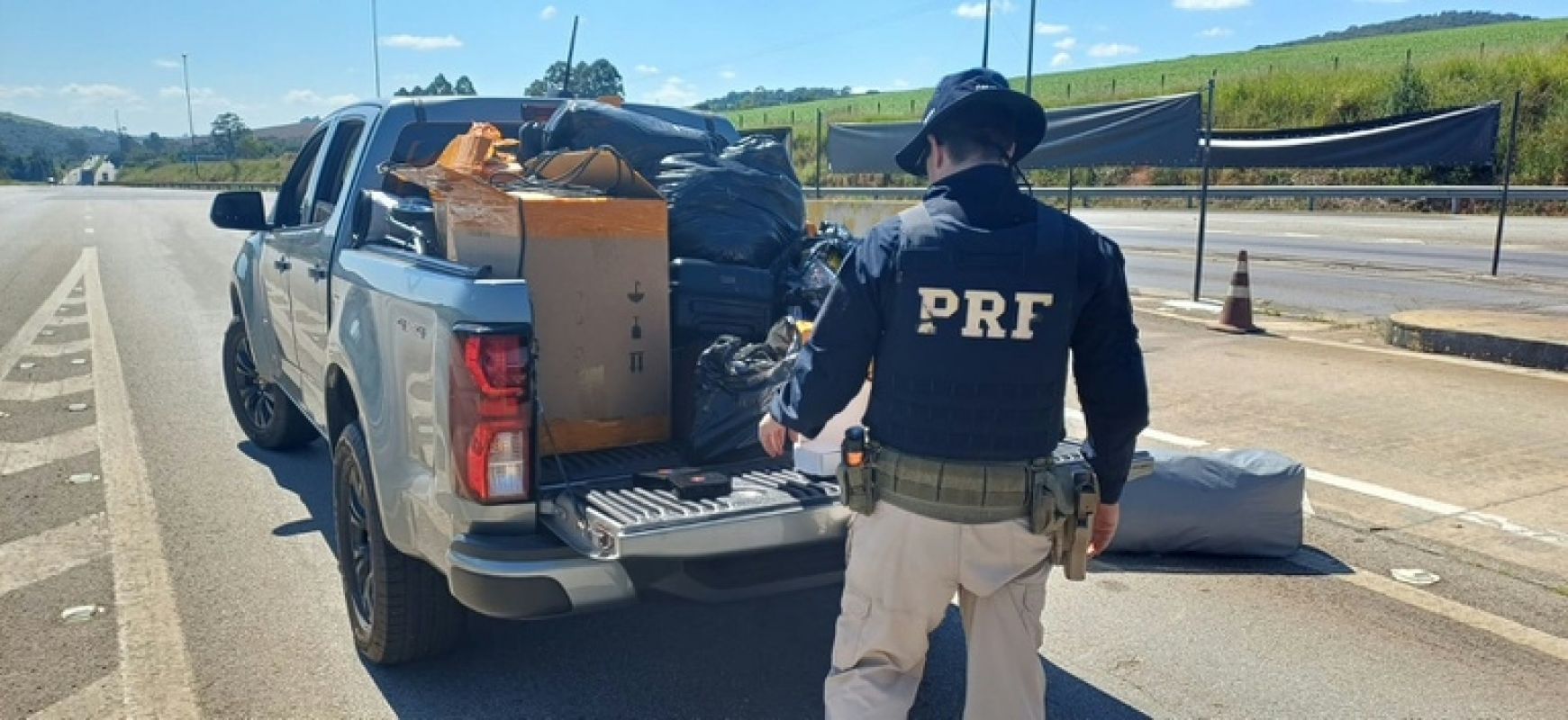 PRF aborda servidores municipais transportando mercadoria estrangeira sem documentação fiscal em caminhonete de prefeitura em MG