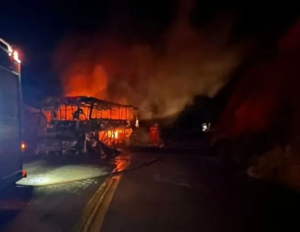Ônibus com 28 passageiros pega fogo na BR-356 em Muriaé