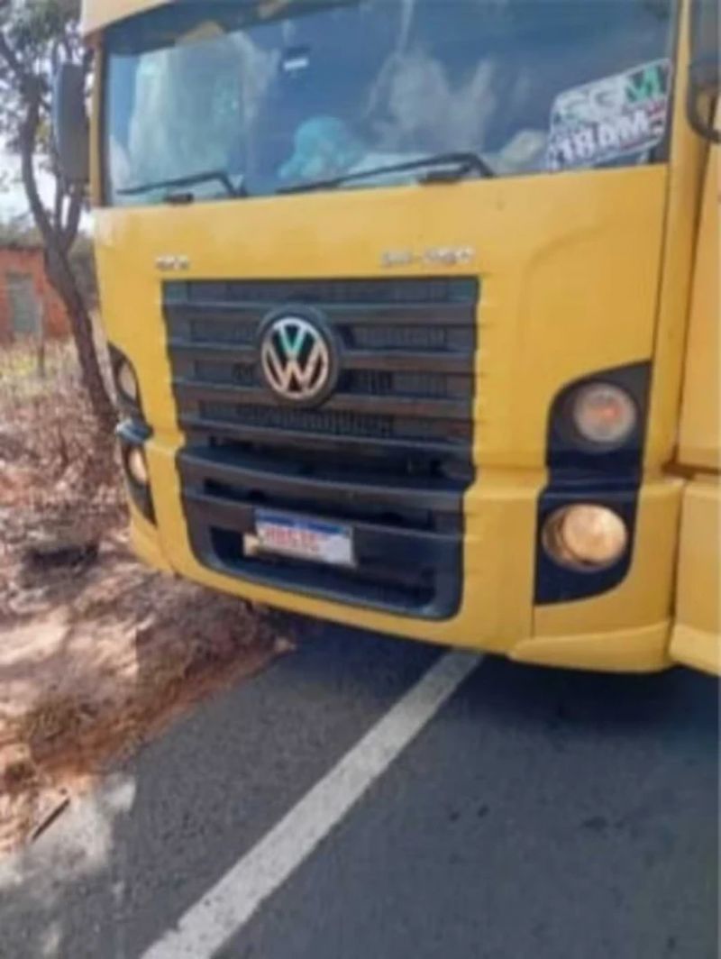 Placas cobertas e pneus carecas: caminhoneiro é detido na MGC-135, em MG