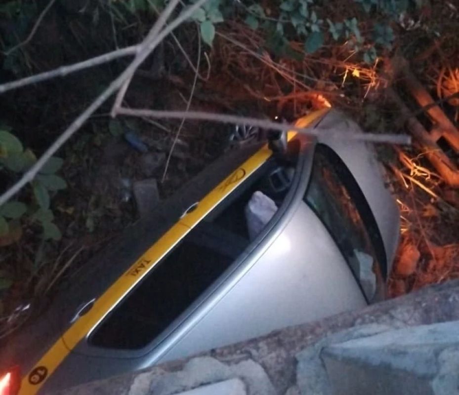 Batida entre carros na BR-381 no trevo de Nova Era deixa motorista de táxi ferido