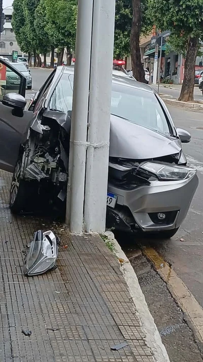 Mulher bate em poste ao descer morro no Centro de Coronel Fabriciano