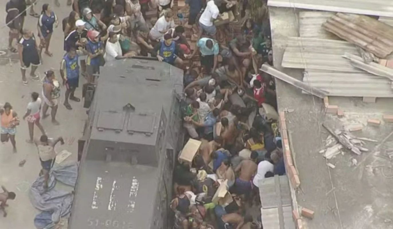 Moradores saqueiam carga de carne roubada no Rio em ação rápida