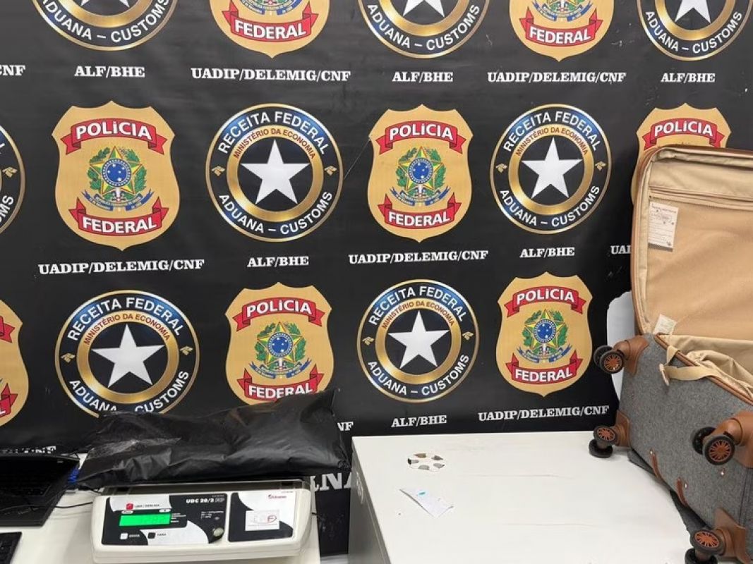 Passageira é presa no Aeroporto Internacional de Confins com 3,5 kg de cocaína escondidos em fundo falso de mala