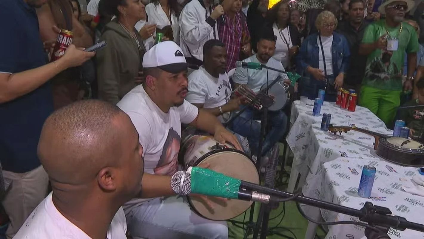Velório com cerveja, batuque e rituais do candomblé e roupas brancas reúne amigos de Arlindo Cruz