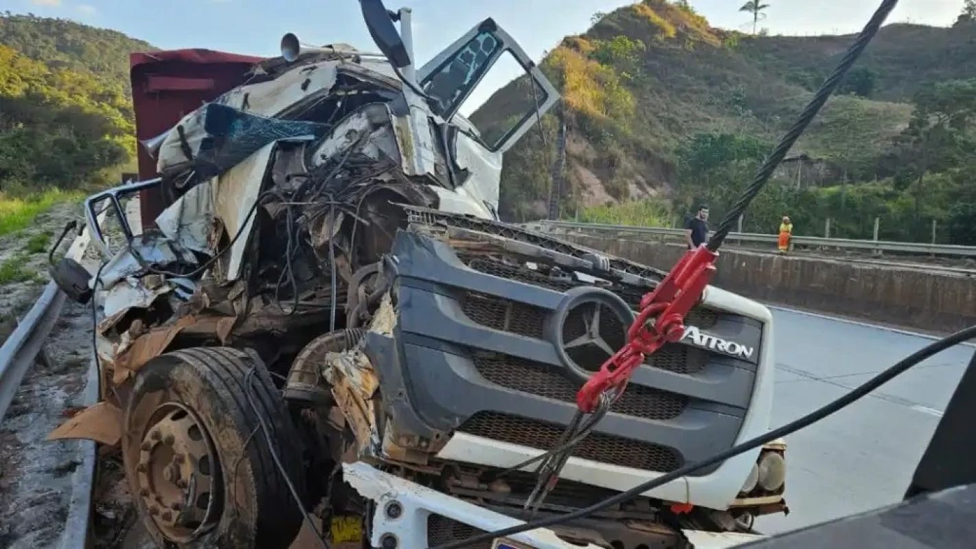Vídeo: motorista sai ileso após acidente grave entre carretas na BR-381 em Antonio Dias