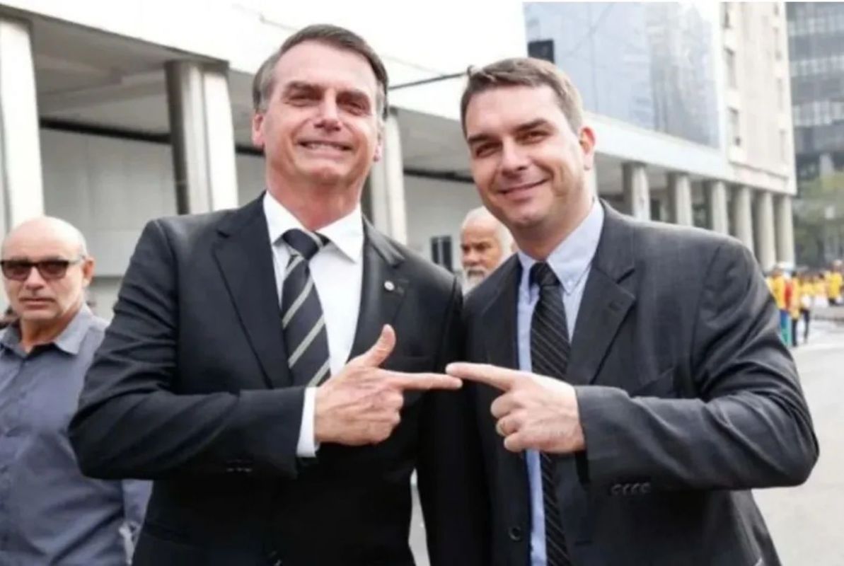Preso, Jair Bolsonaro diz que Flávio será seu candidato à Presidência em 2026