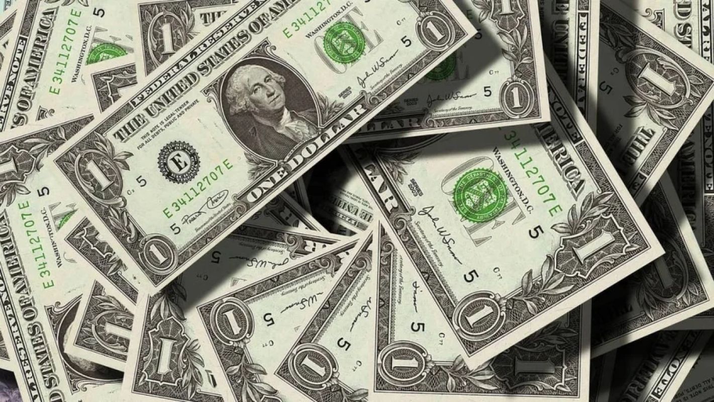 Ibovespa atinge novo recorde e dólar recua ao menor patamar em um ano
