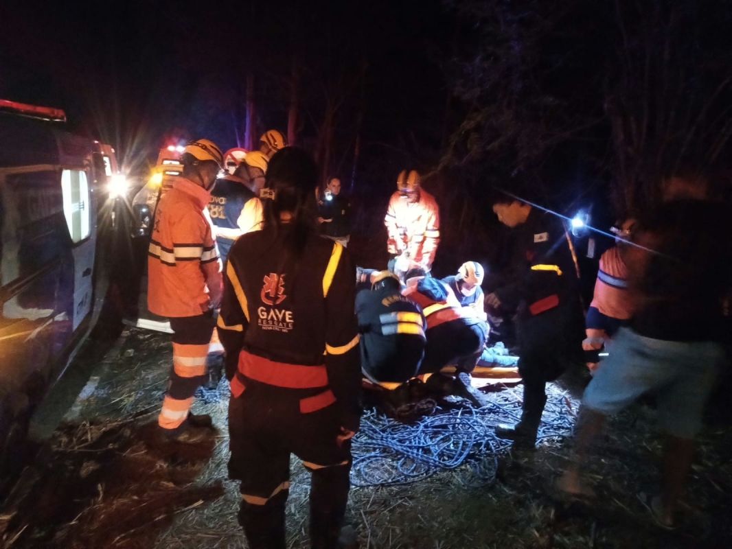 Acidente na BR-381 em Nova Era deixa motorista gravemente ferido após carro cair em ribanceira