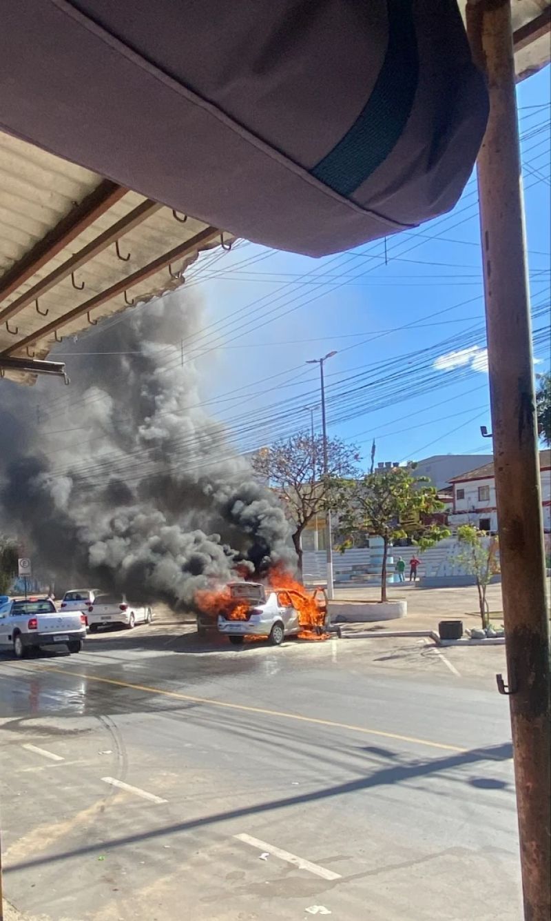 Carro pega fogo no centro de Coronel Fabriciano na tarde desta segunda-feira