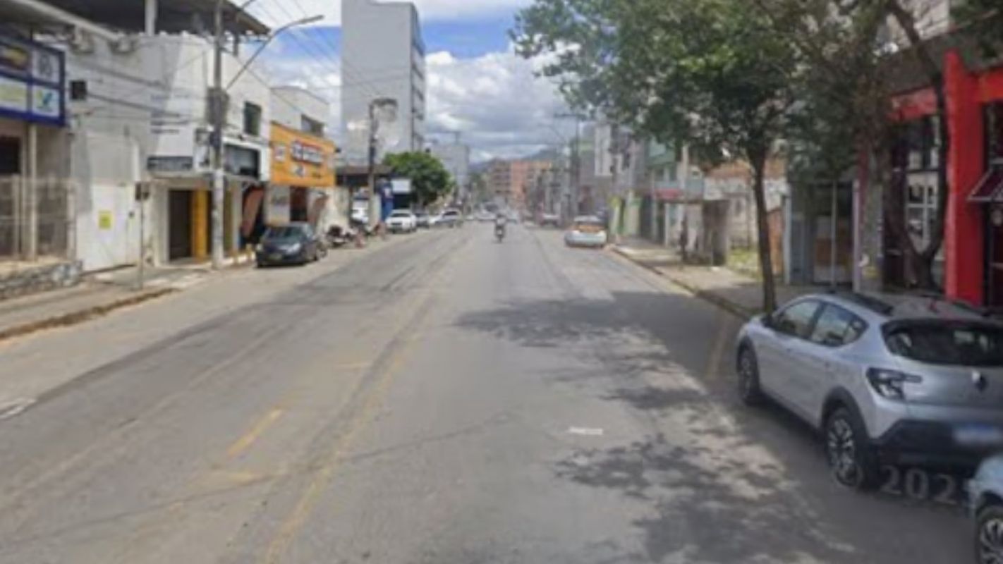 Carro derruba postes e causa transtornos em avenida movimentada em Ipatinga