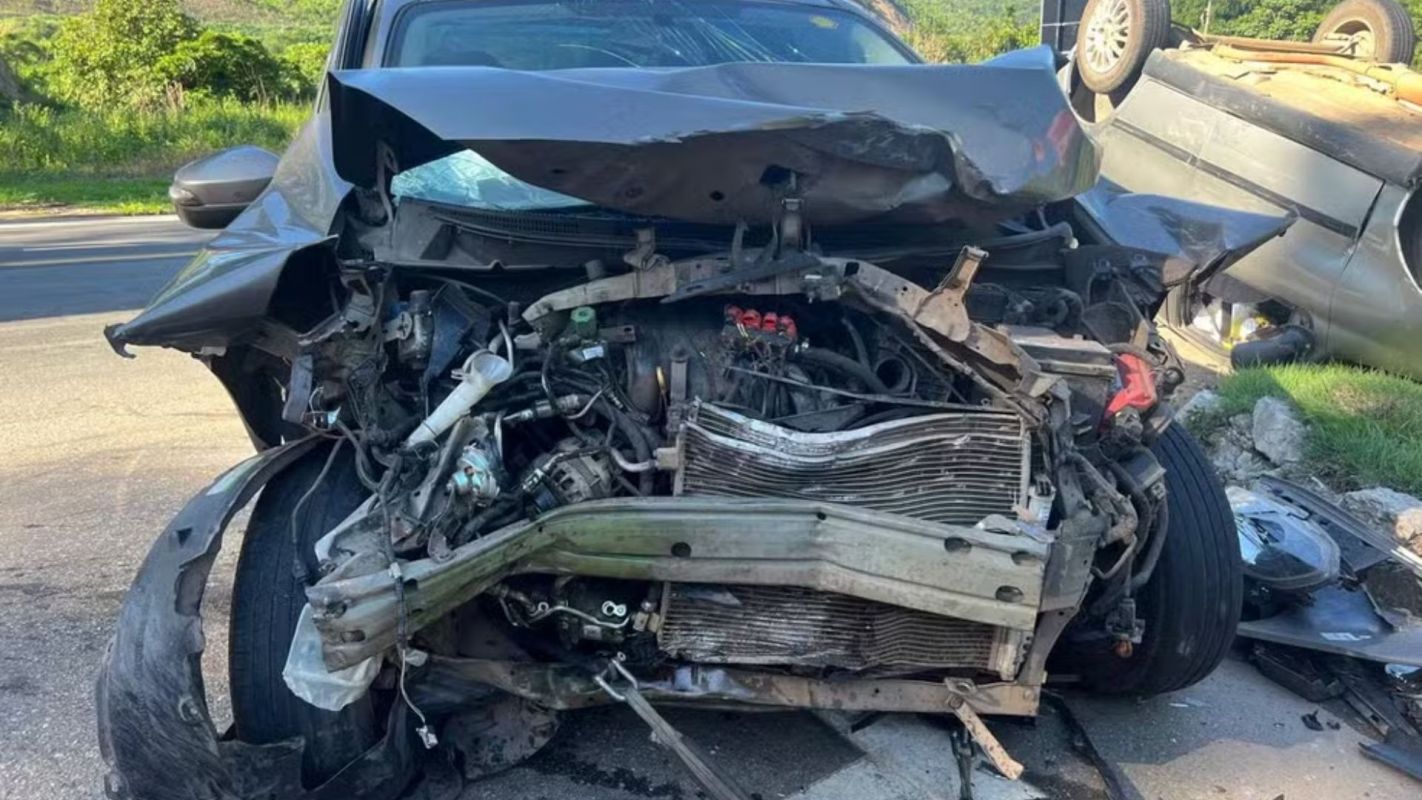 Acidente entre carros deixa cinco feridos na BR-381 no trevo de Jaguaraçu