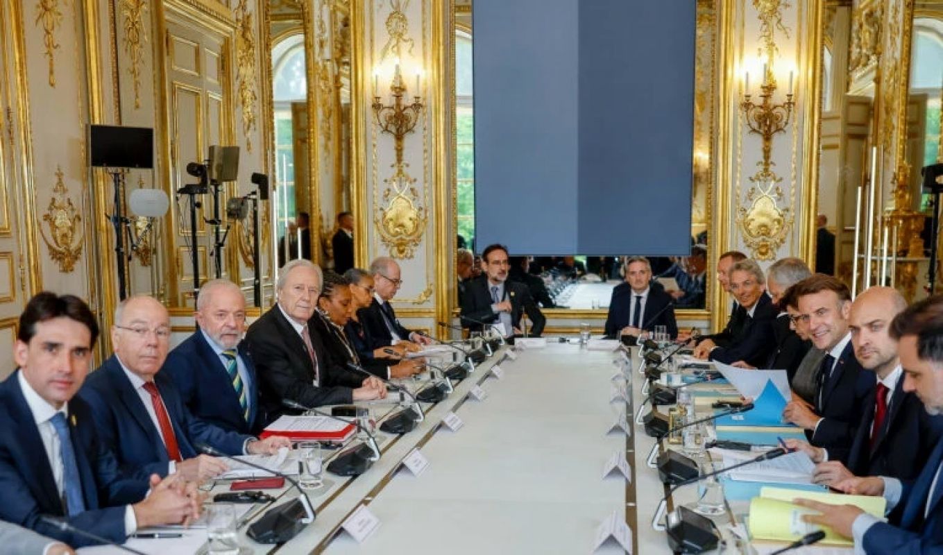 Lula leva 19 autoridades em viagem oficial à França