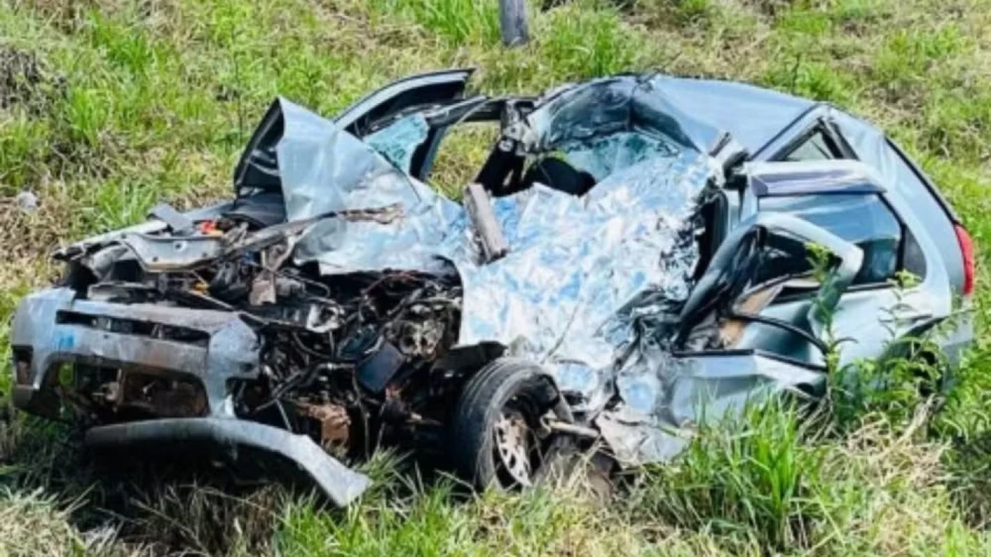 Colisão entre carro e ônibus deixa um morto e 12 feridos na BR-116 em Santa Rita de Minas