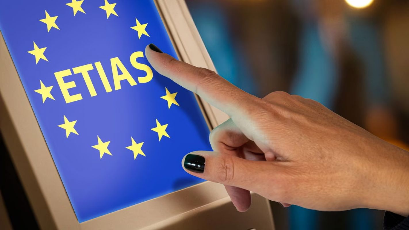 Brasileiros terão que obter autorização eletrônica para viajar à Europa a partir de 2026; entenda o que é o ETIAS
