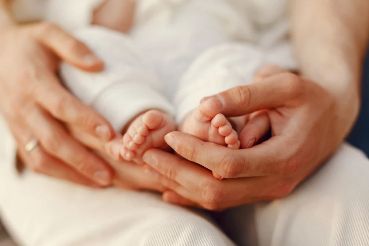 Justiça de Minas Gerais reconhece dupla maternidade de bebê gerado por inseminação caseira em Governador Valadares