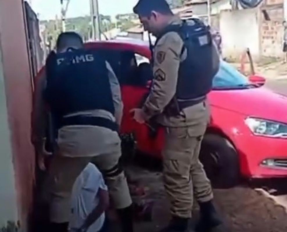 Três suspeitos de roubo de veículos são presos após troca de tiros com a PM em Uberlândia