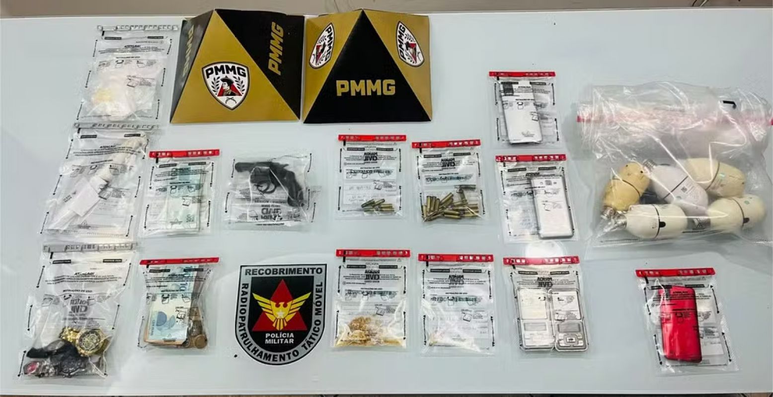  Após rapaz ser visto arremessando drogas de janela, PM apreende arma, munições e dinheiro em MG