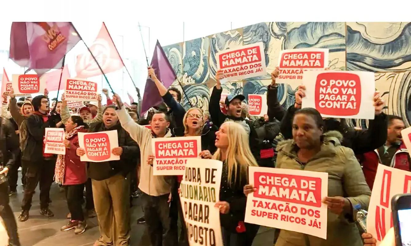 Manifestantes voltam à Paulista em defesa de impostos para bilionários