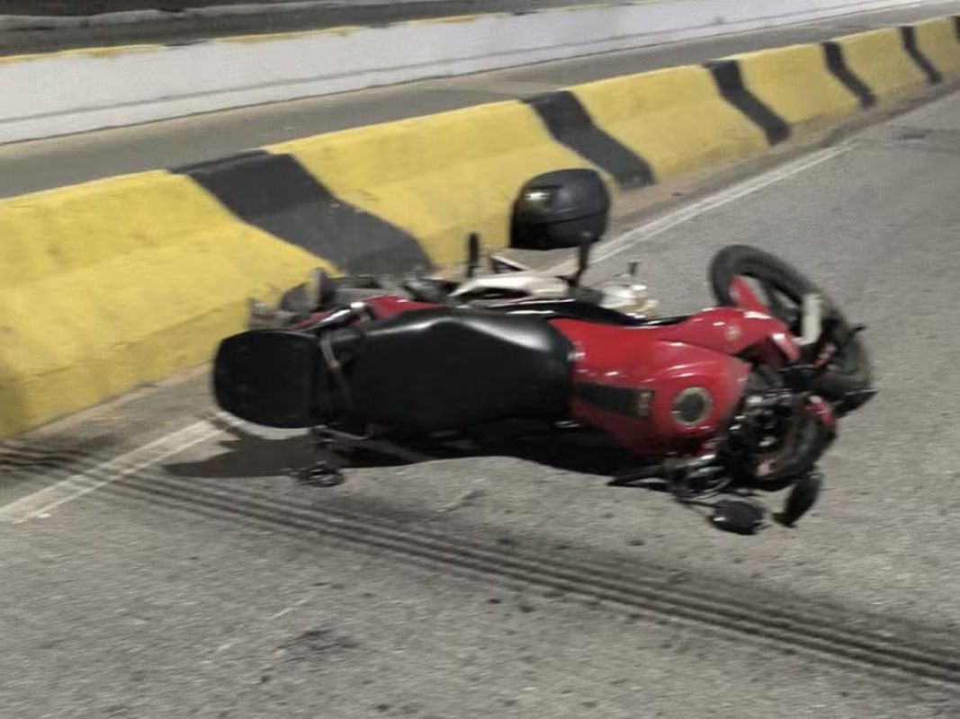 Motociclistas ficam feridos após acidente na Avenida JK, em Governador Valadares