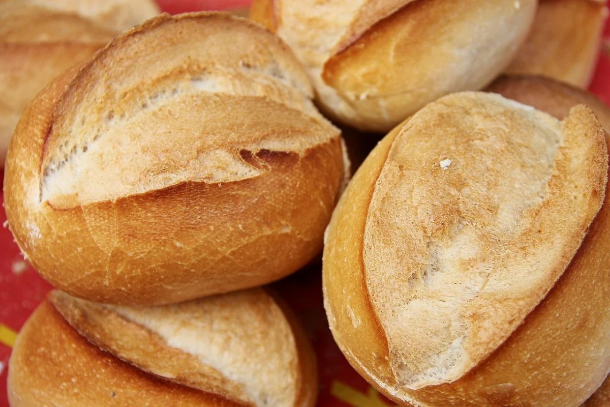 Jovem de 15 anos colocou veneno de rato em pães para tentar matar a mãe