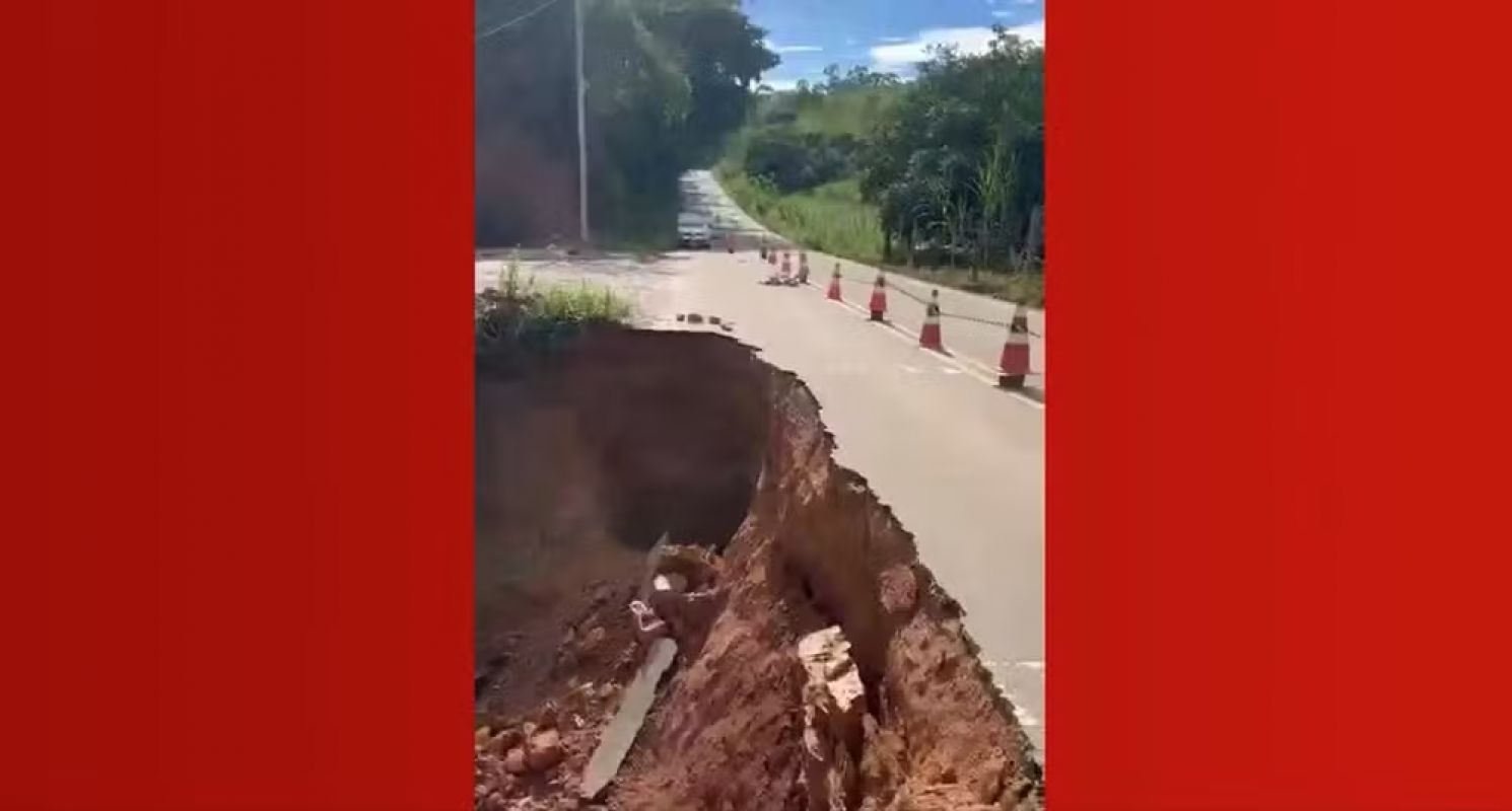 Parte da BR-474, em Caratinga, desmorona