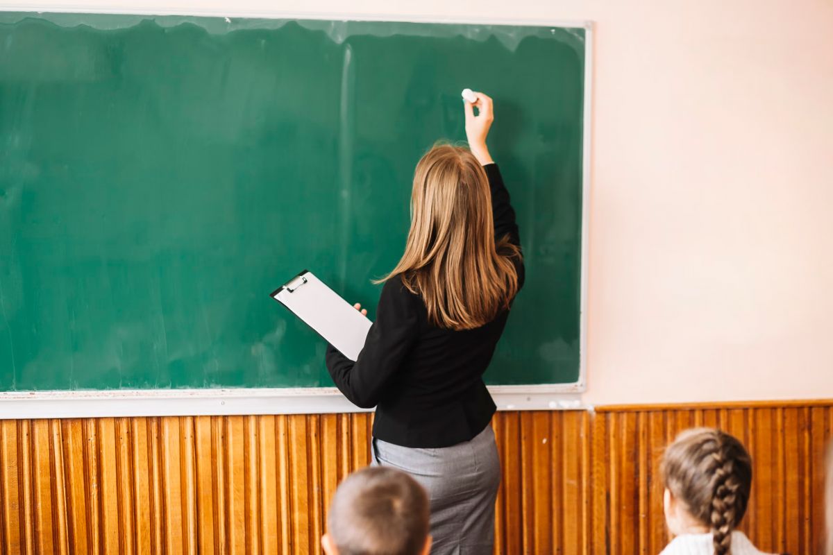  Piso nacional dos professores sobe para R$ 5.130,63 em 2026; veja como funciona o reajuste e a reação das prefeituras