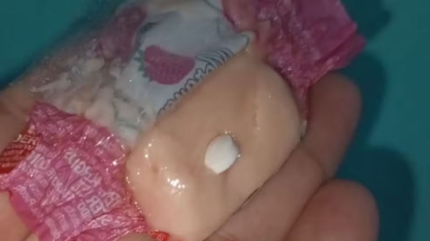 Criança passa mal após comer bala dada por pessoas fantasiadas de Papai Noel em MG; prefeitura diz que havia comprimidos