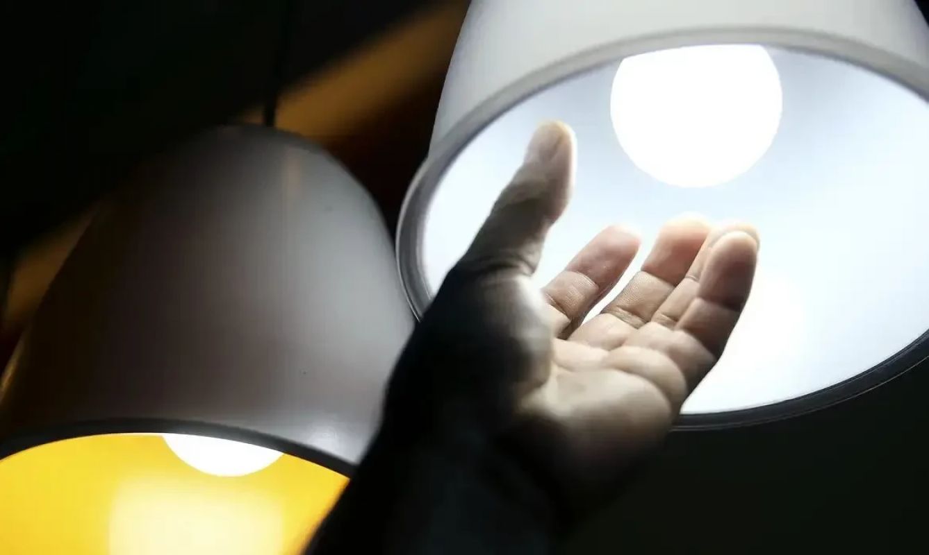 Aneel mantém bandeira vermelha na conta de luz em julho