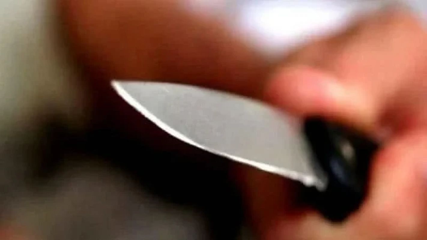 Homem esfaqueia ex da mãe após ele jogar cerveja no rosto dela em MG