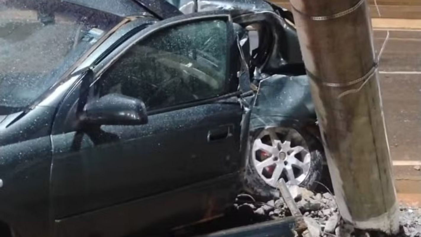 Motorista é arremessado de carro após bater em poste em Caratinga