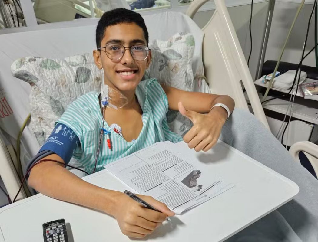 Após fazer Enem no hospital por decisão judicial, jovem com anemia aplásica é aprovado em medicina