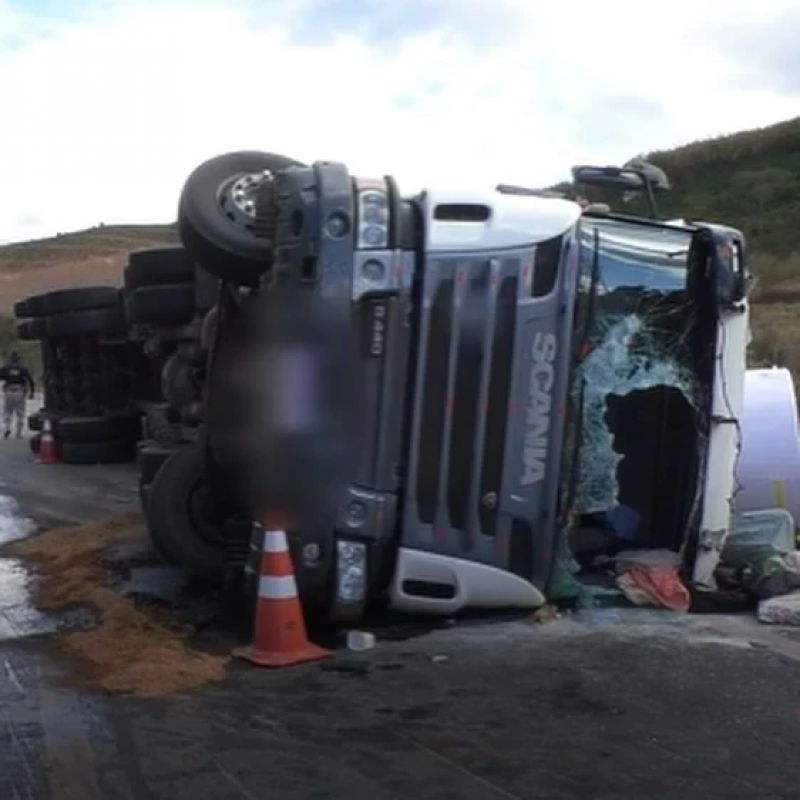 Motorista morre após tombar carreta carregada na BR-116, em Santa Rita de Minas