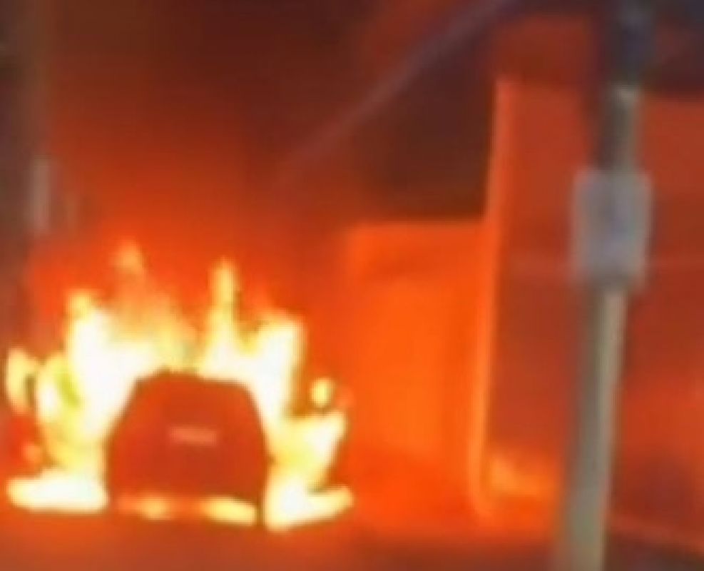 Carro é destruído por incêndio na Rua Caetés, no bairro Iguaçu, em Ipatinga