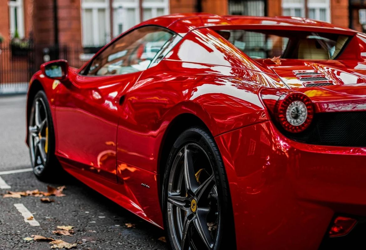 Justiça mantém passaporte retido de empresário que ostenta Ferraris, exibia vida de luxo e deve R$ 41 mil