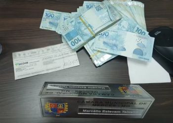  Vereador exibe R$ 100 mil em plenário e denuncia compra de voto em eleição da Câmara de Mercês (MG)