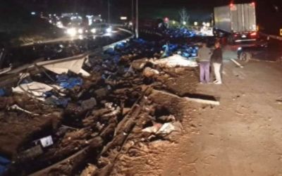 Carreta com cerveja tomba na BR-381 e deixa motorista gravemente ferido; trio foi preso tentando saquear a carga