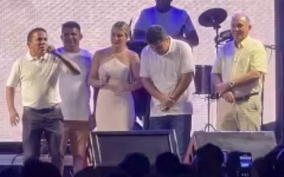  Após “show de réveillon com Caneta Azul”, internautas pedem cassação de prefeito que contratou